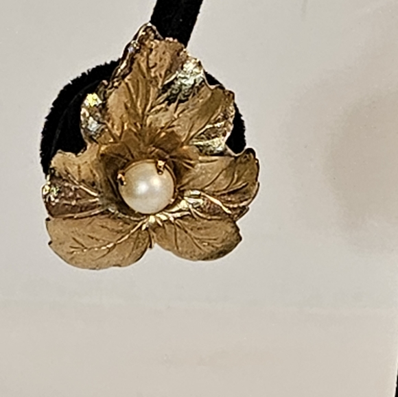 Rare Vintage Sarah Coventry Earrings Ivy Leaf White Faux Pearl Goldtone Clip On - Picture 4 of 6